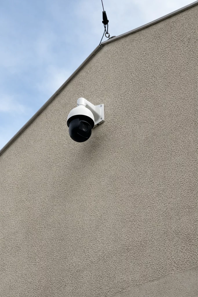 Caméra de surveillance extérieure installée sur façade de maison à Villeneuve-lès-Avignon dans le gard